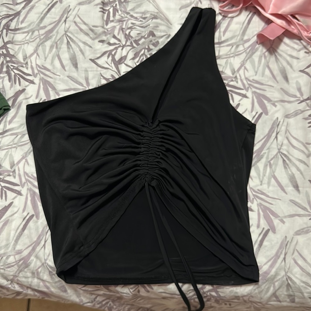 One shoulder black crop top